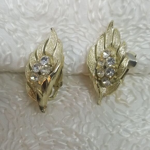 Coro Clip Earrings Rhinestone Center Gold Tone Leaf Clip Earrings Vintage - Picture 2 of 9